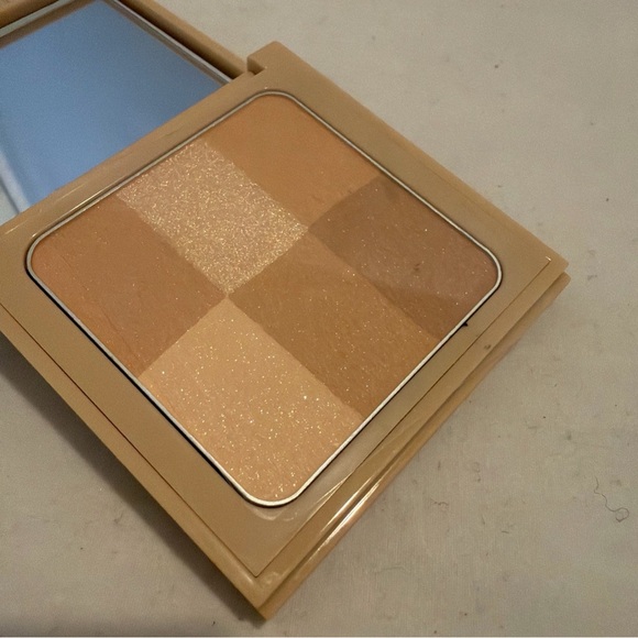 Bobbi Brown Nude Finish Illuminating Powder - Picture 3 of 4